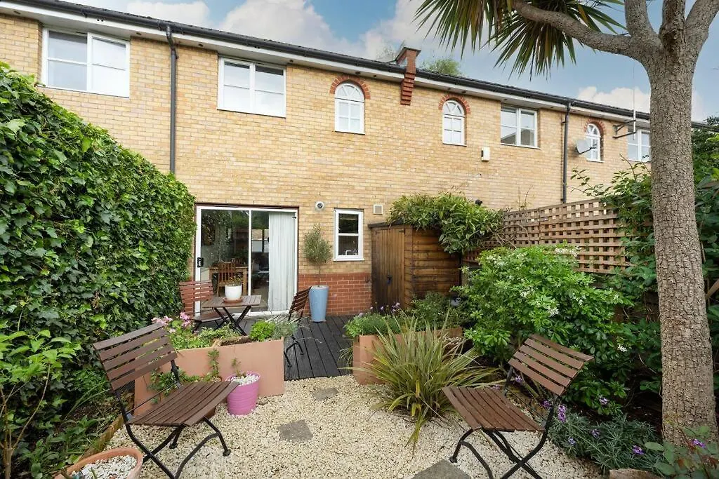 Victoria Park 2 Bedroom House W/ Garden & Parking-1