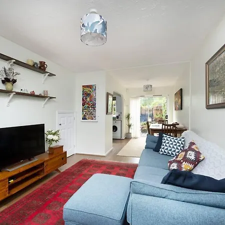 Victoria Park 2 Bedroom House W/ Garden & Parking-2