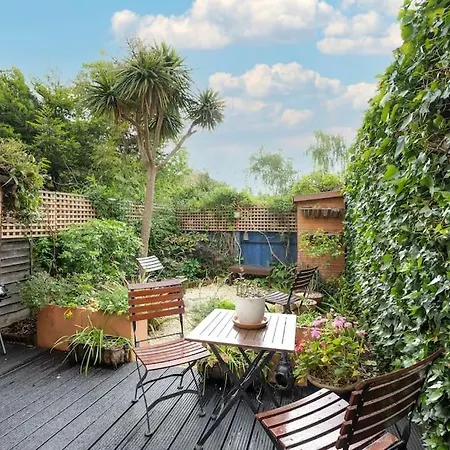 Victoria Park 2 Bedroom House W/ Garden & Parking-3