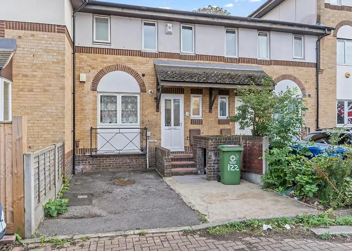 Lovely 4Br House In The City With Parking London